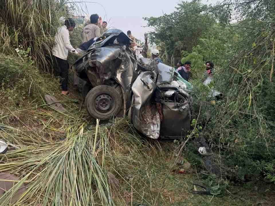 खाटू श्याम के दर्शन कर लौट रहे श्रद्धालुओं से भरी कार खाई में गिरी, 4 की मौत, 2 गंभीर घायल