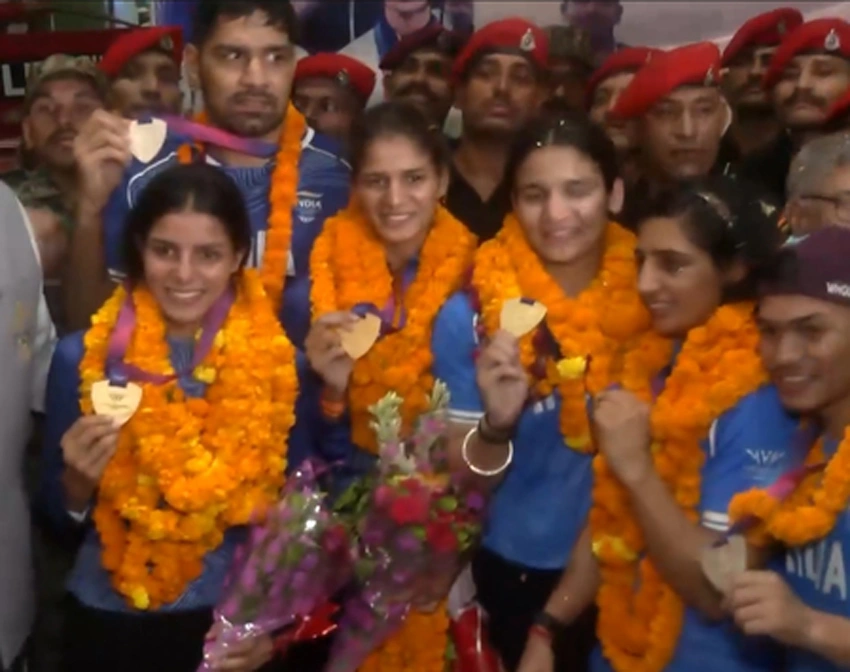 ग्लास्गो में इतिहास रच भारत लौटे होनहारों का ग्रैंड वेलकम, आईजीआई एयरपोर्ट पर हुआ अभिनंदन