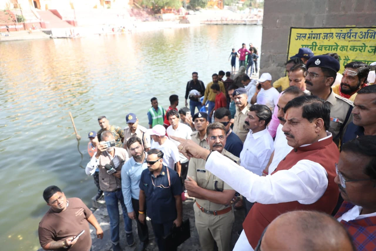 सीएम मोहन ने सुबह-सुबह रामघाट पर किया हाईलेवल निरीक्षण, जिम्मेदारों को किया आगाह
