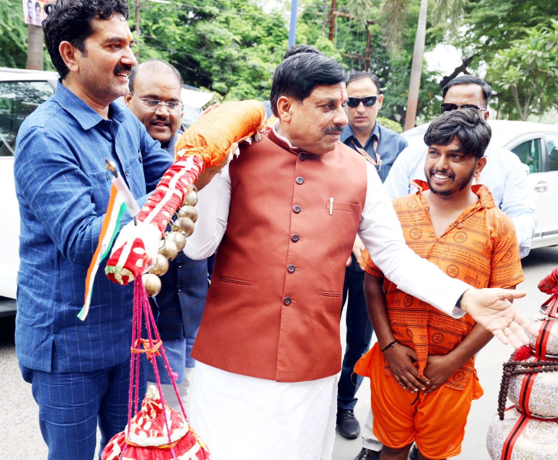 कावड़ देख रुकवाया काफिला, कंधे पर उठाकर चले कई पग, कावड़ यात्री से दिखाई आत्मीयता