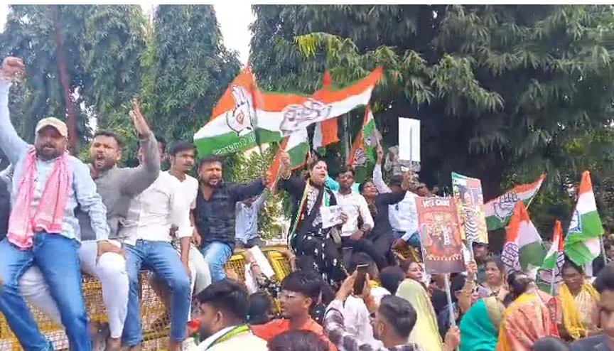जिला मुख्यालयों में जले पुतले, इंदौर-जलबपुर में पुलिस-प्रदर्शनकारियों के बीच धक्का-मुक्की, वाटर कैनन से अध्यक्ष घायल