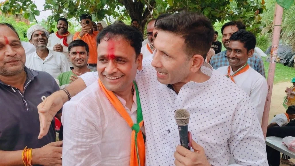 कांग्रेस प्रदेश अध्यक्ष जीतू पटवारी ने मंच पर बुलाया, बीजेपी प्रत्याशी ने वहीं से मांगे वोट