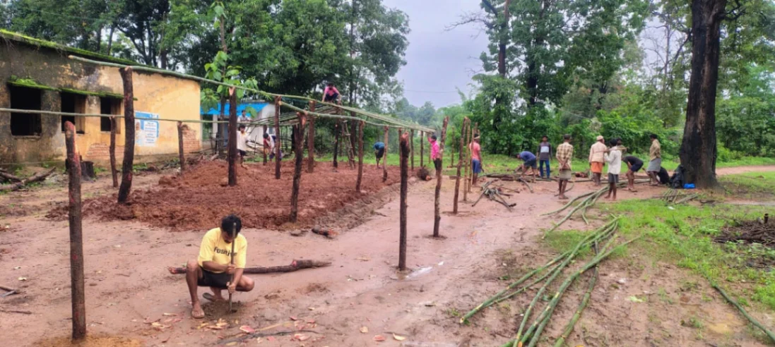 जर्जर स्कूल भवन से डरे ग्रामीण, बच्चों की पढ़ाई बचाने के लिए बांस-बल्ली का अस्थायी स्कूल बना रहे ग्रामीण