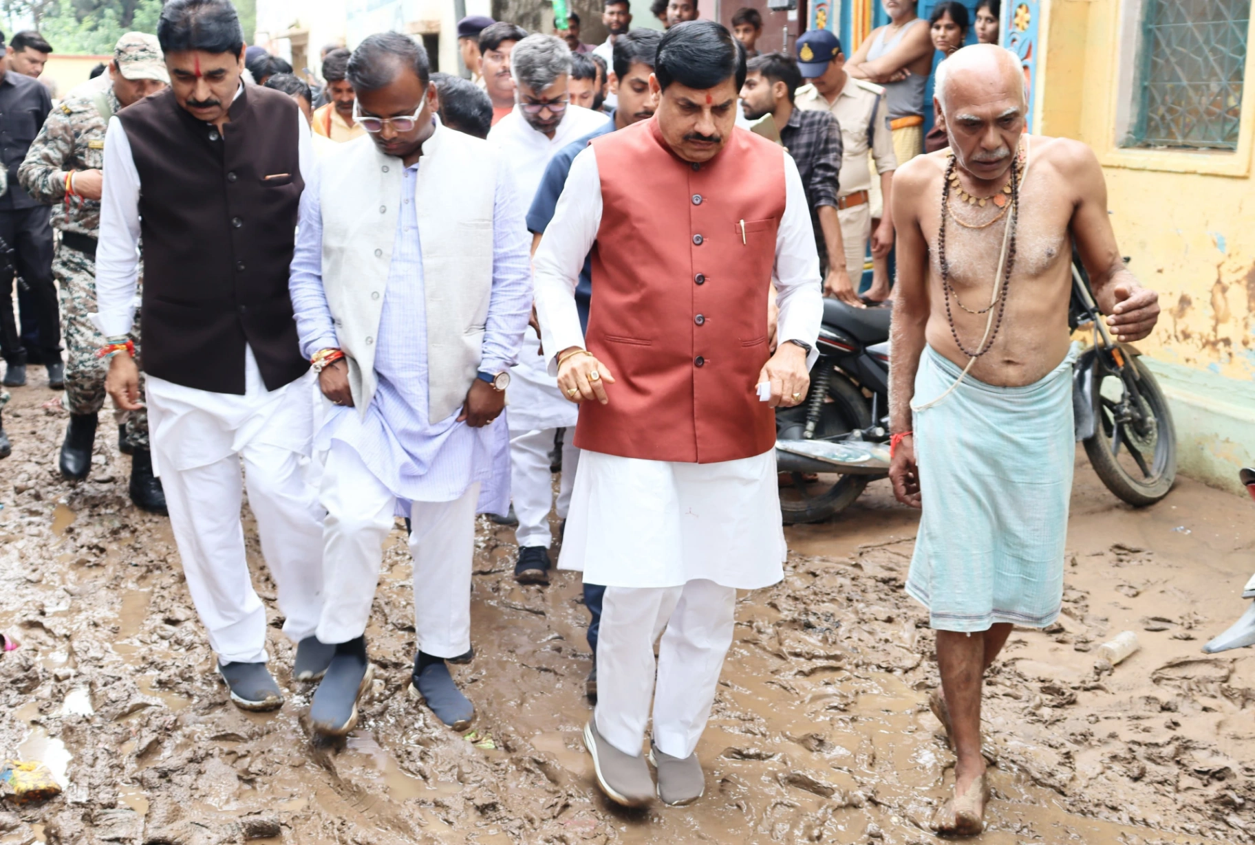 कहा- हर नुकसान की होगी भरपाई, घर-घर पहुंचकर देखा नुकसान