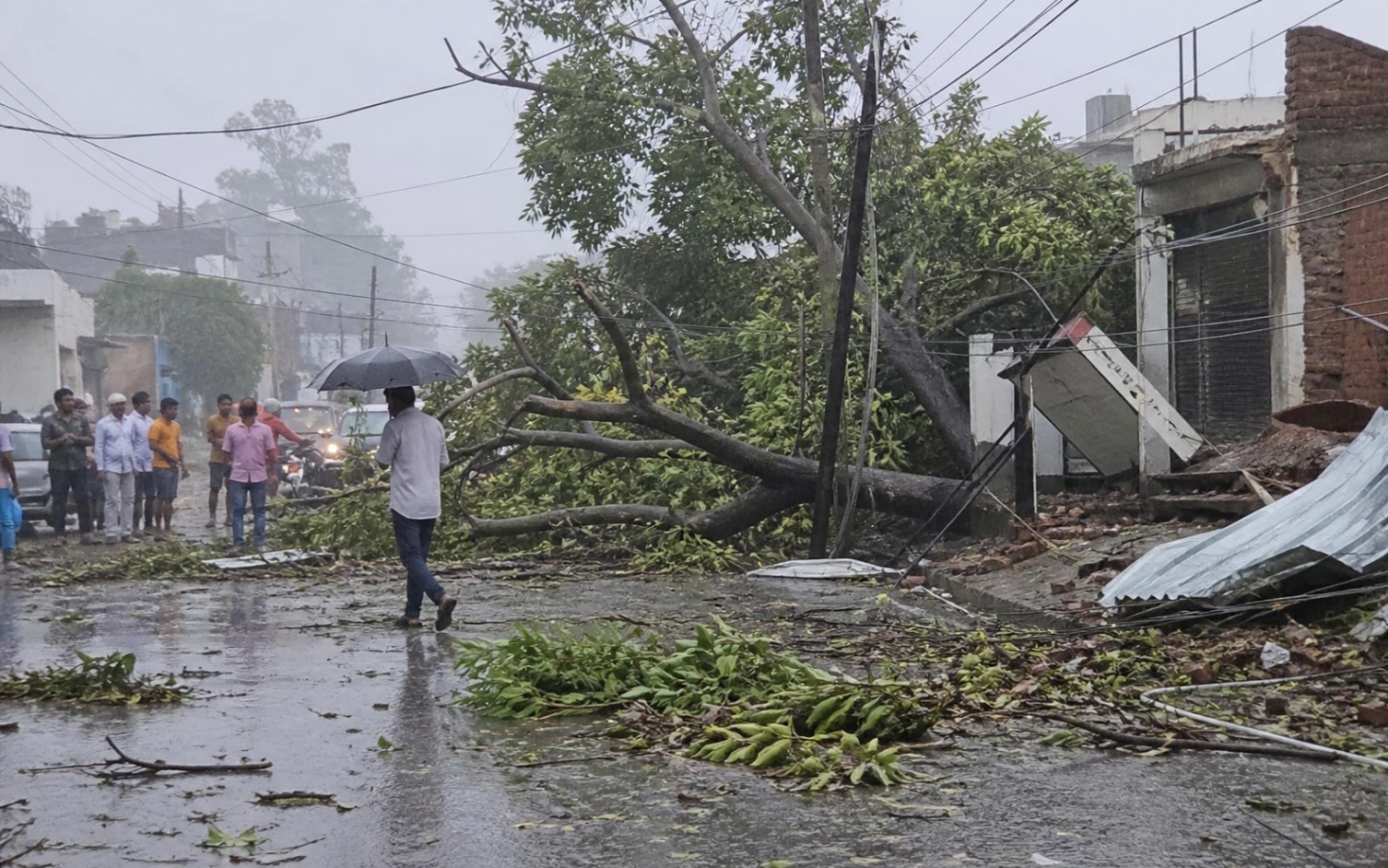 भीषण गर्मी के बीच बदला मौसम, 21 जिलों में आंधी-बारिश का अलर्ट