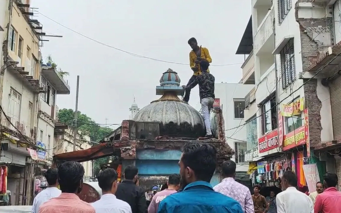 लेकिन टस से मस नहीं हुई हनुमान प्रतिमा, पुजारी की बिगड़ी तबियत, अब विशेषज्ञों की राय के बाद होगा मंदिर विस्थापन पर फैसला