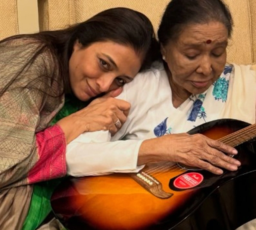 पार्श्व गायिका ने तब्बू को दिया जिंदगी का सबसे अनमोल तोहफा, अभिनेत्री बोलीं- 'शब्दों में बयां नहीं कर सकती अपनी खुशी'