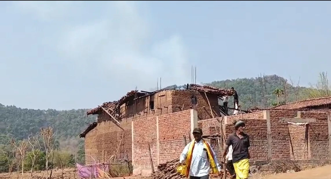 सूरजपुर में पूर्व पंचायत सचिव के घर लगी आग जिंदा जलकर हुई मौत. मामले की जांच में जुटी पुलिस