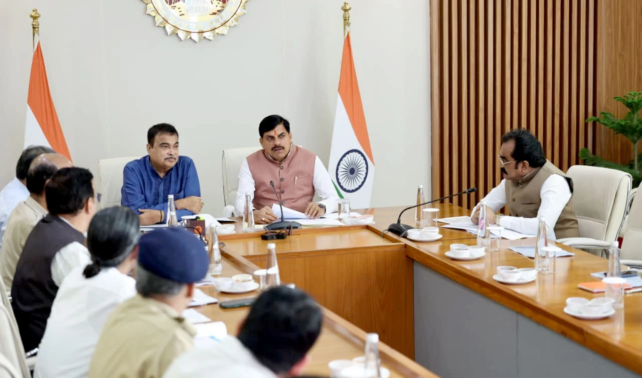 गडकरी ने दिए तेजी से काम के निर्देश, सिंहस्थ से पर्यटन तक सड़क कनेक्टिविटी का रोडमैप