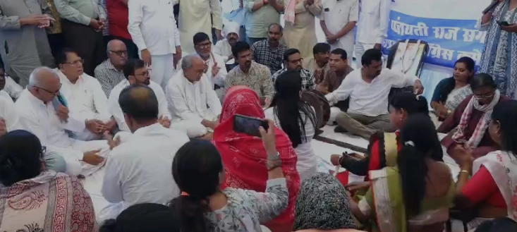 दिग्गी-मीनाक्षी ने चरखा चलाकर जताया विरोध, पूर्व सीएम ने राम मंदिर चंदा घोटाले में सरकार को घेरा