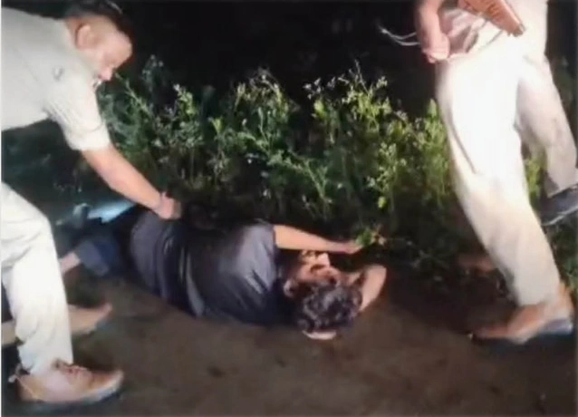 पुलिस से मुठभेड़ में 30 हजार का इनामी शराब तस्कर घायल, पैर में गोली लगने के बाद गिरफ्ता, आरोपी ने पुलिस पर किए तीन फायर