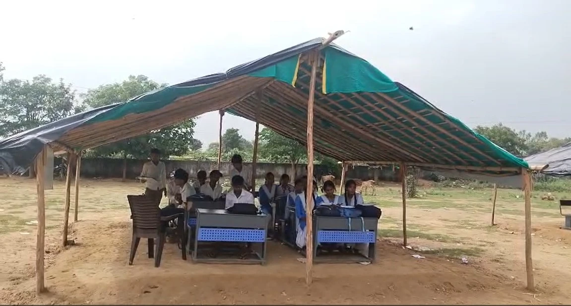 श्योपुर में स्कूल में भवन कम पड़े, झोपड़ी और छप्पर के नीचे पढ़ने को मजबूर छात्र