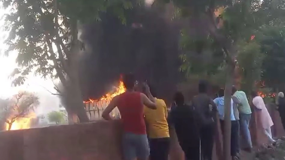 नीमराना के कबाड़ गोदाम में जिंदा जले चार लोग, इसमें 7 साल की मासूम भी, धमाके से मची अफरा-तफरी