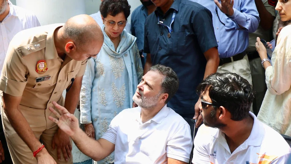 जांच की जानकारी लेने थाने पहुंचे राहुल, पीड़ित छात्र के साथ बैठे धरने पर, पुलिस बोली- मामला क्राइम ब्रांच के पास