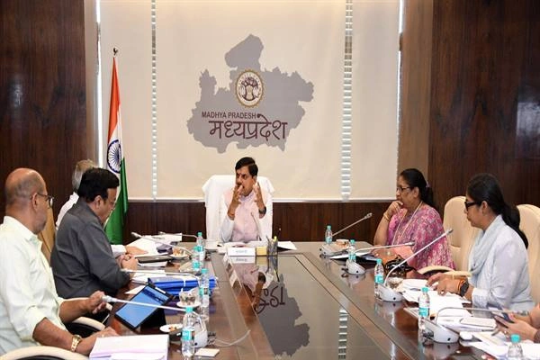 समीक्षा बैठक में अधिकारियों को सीएम की दो टूक, महिला-बाल विकास योजनाओं में बर्दाश्त नहीं ढिलाई