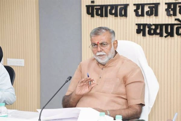 मंत्री पटेल ने नियमों को सरल और हितकारी बनाने के निर्देश, प्रवासी मजदूरों के लिए बनेगा डिजिटल पोर्टल