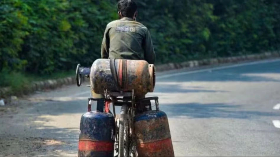 कमर्शियल गैस सिलिंडर के बढ़े दाम, होटल-रेस्तरां कारोबार पर बढ़ेगा बोझ, लागू हुई नई दरें