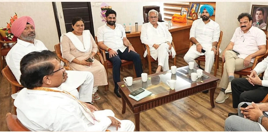 पंजाब कांग्रेस में नेतृत्व को लेकर बढ़ा घमासान, प्रदेशाध्यक्ष के बदलने पर अड़े समर्थक