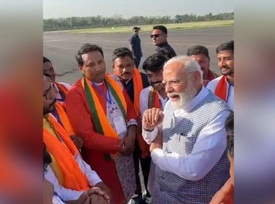 रैली के बाद भी कार्यकर्ताओं संग चर्चा, एयरपोर्ट बना नया मंच