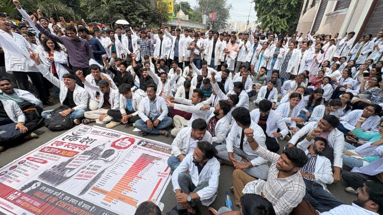 पाॅलिटेक्निक से हमीदिया तक जाम किया रास्ता, ऐसोसिएशन ने भी सरकार को चेताया