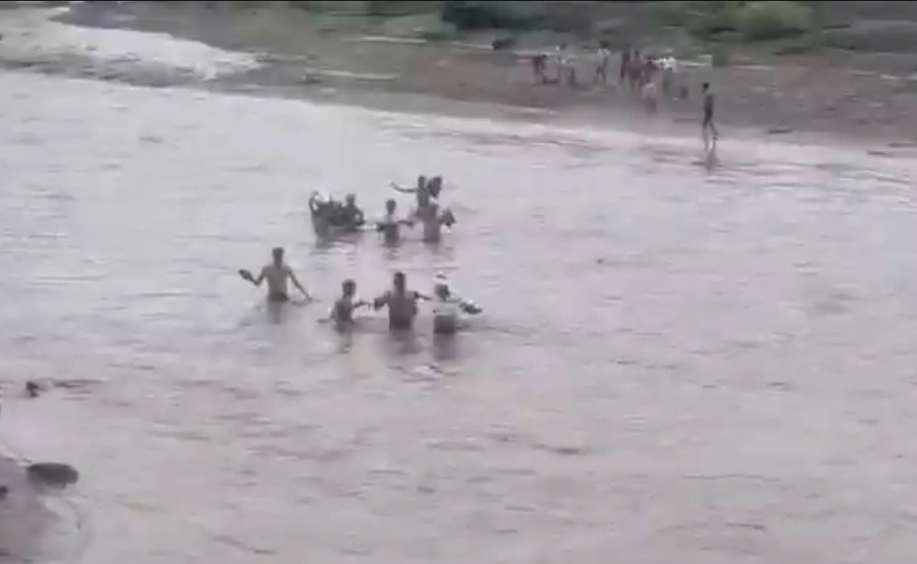 नदी में पुल नहीं होने से ग्रामीणों की जोखिम में, बच्चों को कंधों में बैठाकर पहुंचा रहे स्कूल