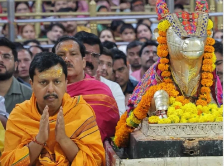 नंदी हाल में बैठकर देश की समृद्धि और पीएम मोदी के लिए शिव से मांगा आशीर्वाद