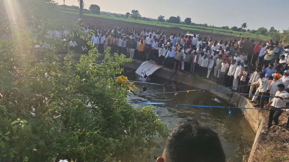 कुएं में गिरी श्रद्धालुओं की पिकअप, 8 की मौत, दर्शन के बाद लौटते समय हुआ हादसा, 7 घायल, गांव में मचा कोहराम