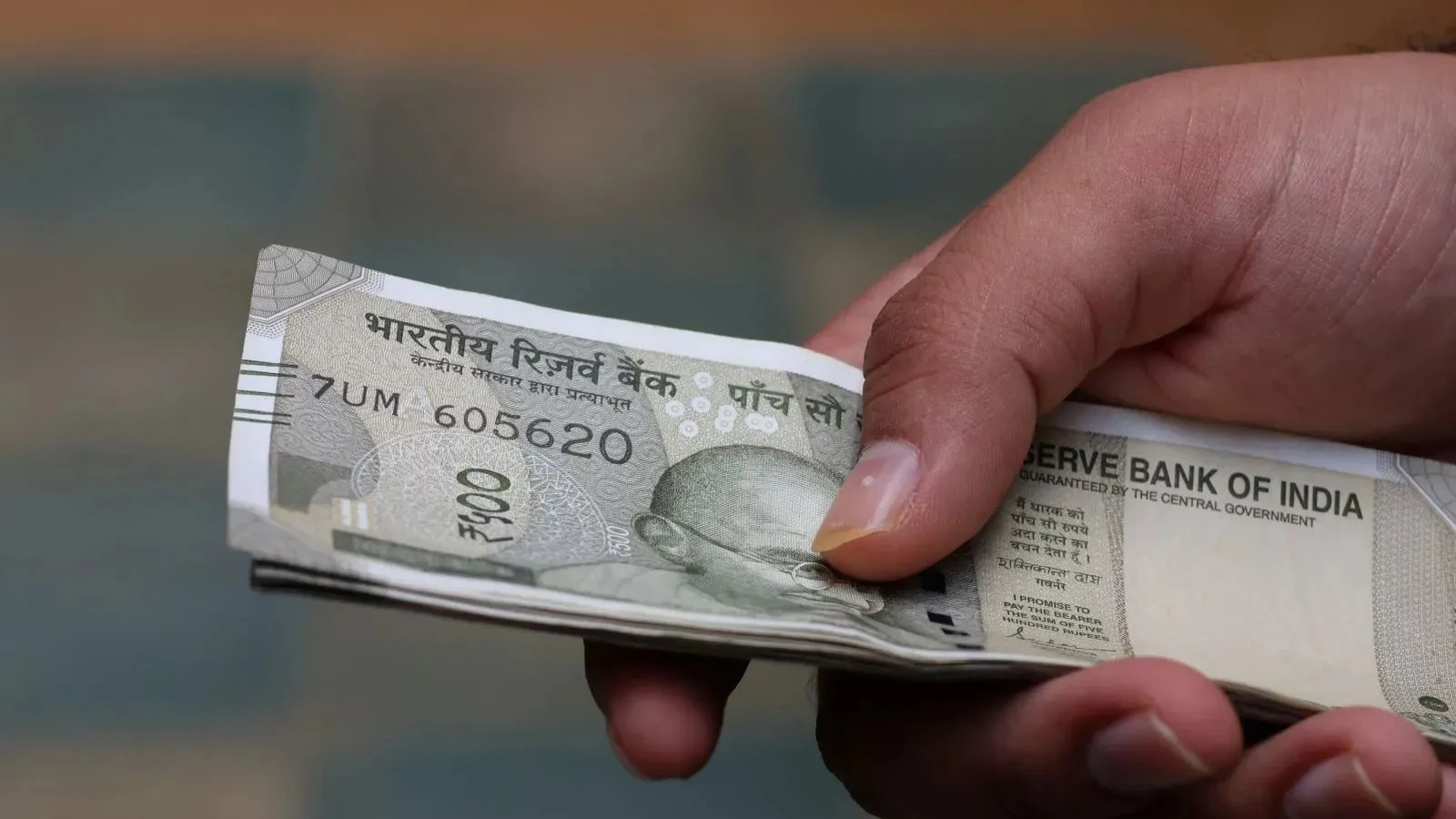 बैंक में कैश जमा करने से पहले जान लें ये नियम, वरना इनकम टैक्स के सवालों का करना पड़ सकता है सामना