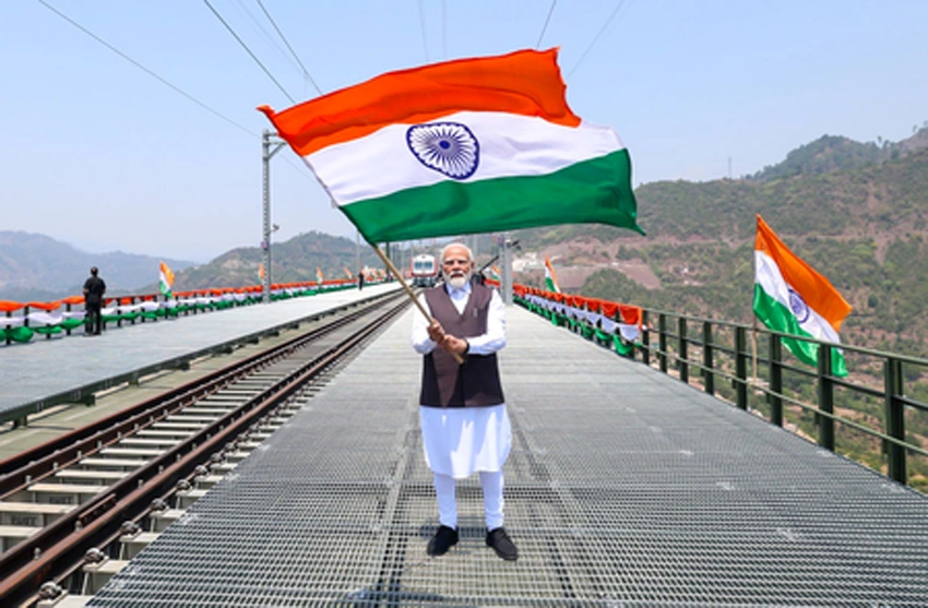 पीएम मोदी ने गिनाई विकास की उपलब्धियां, बोले- जम्मू-कश्मीर और लद्दाख के लोगों के जीवन में आया व्यापक बदलाव