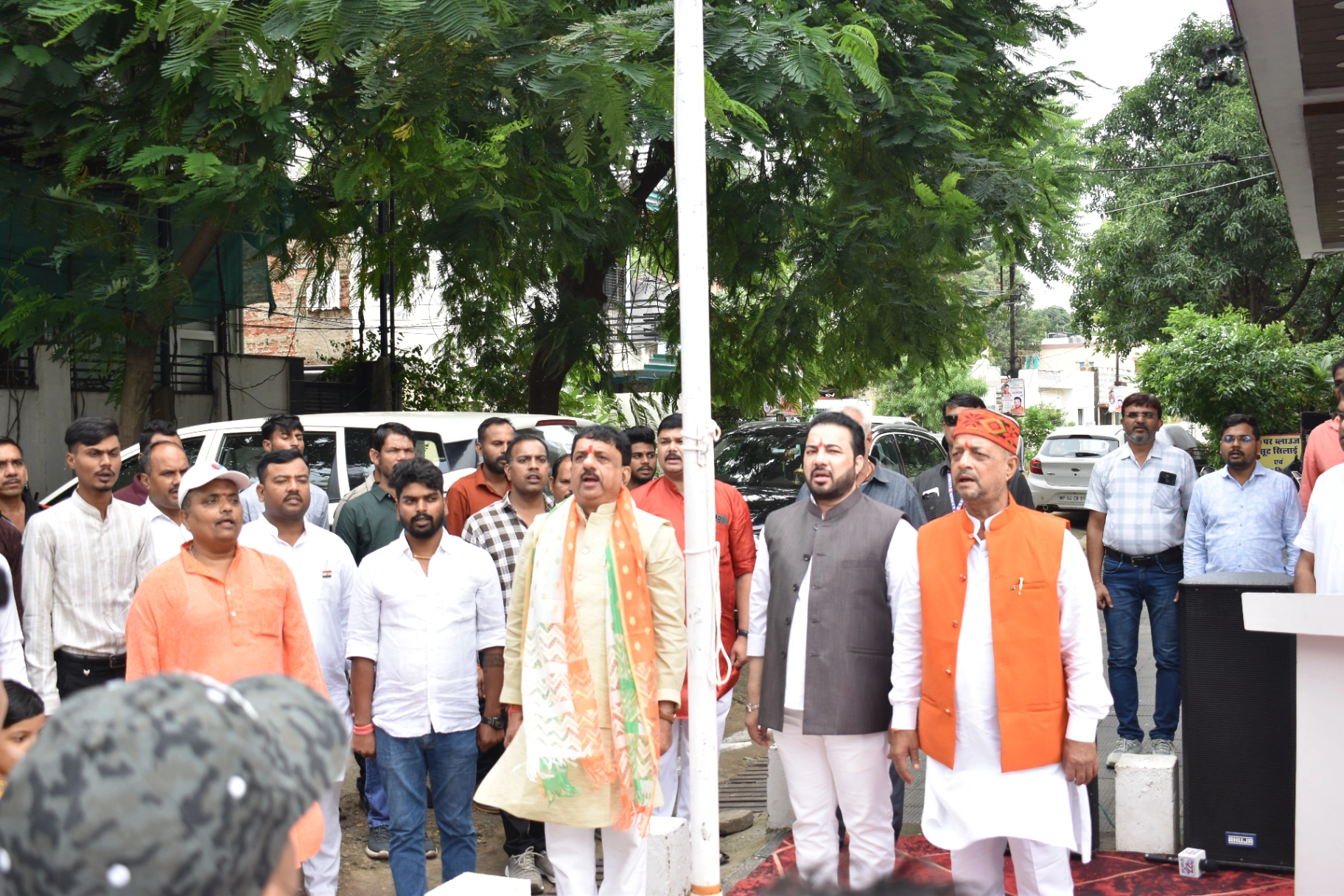 सांसद आलोक शर्मा और एलएन ग्रुप के सीएमडी एलएन मालवीया ने फहराया तिरंगा