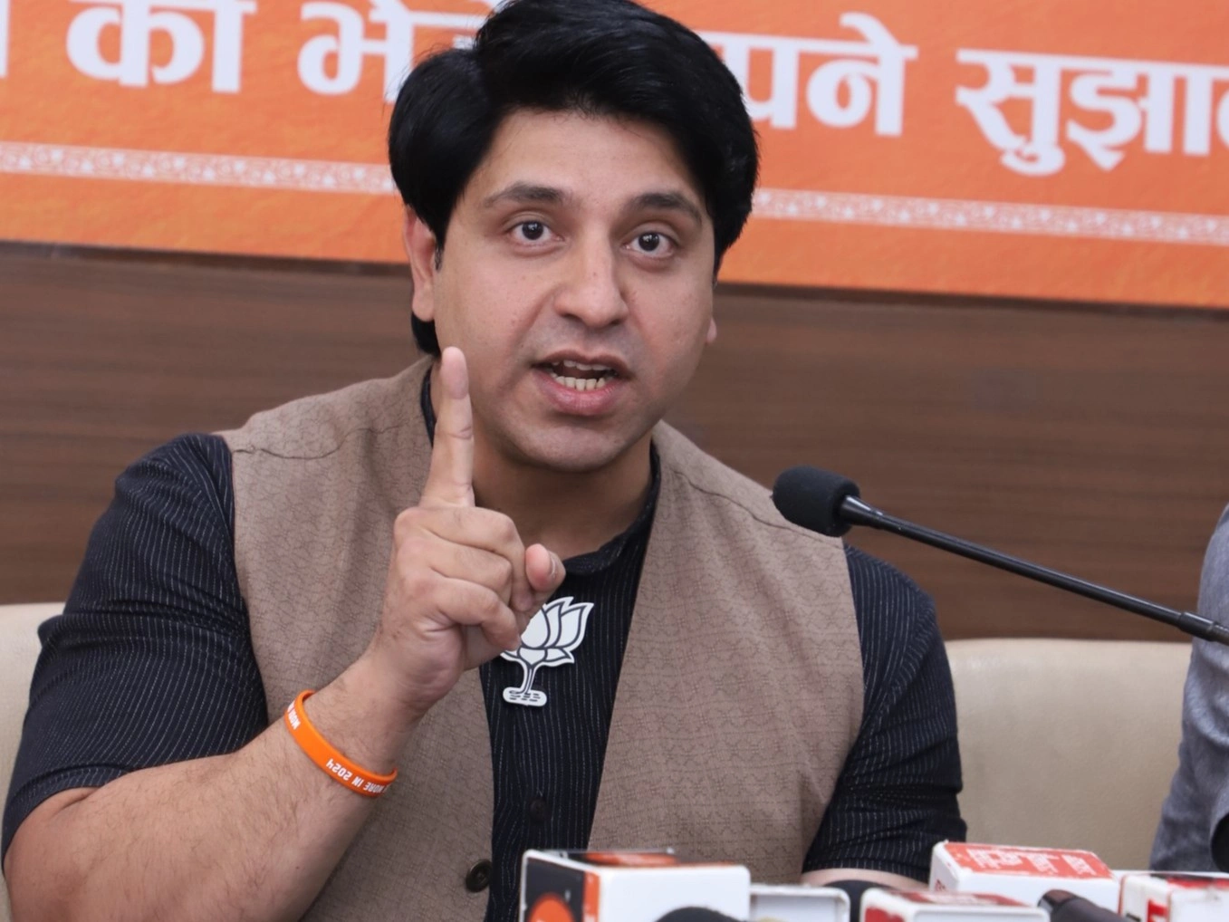 पूर्व प्रवक्ता ने सरकारों पर दागे तीखे सवाल, कहा- मध्यवर्गीय परिवार बन चुका है एटीएम