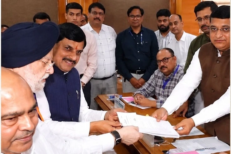 केन्द्रीय मंत्री पुरी ने भरा नामांकन फार्म, प्रस्तावक बनीं कृष्णा गौर, सीएम मोहन-खंडेलवाल भी रहे साथ