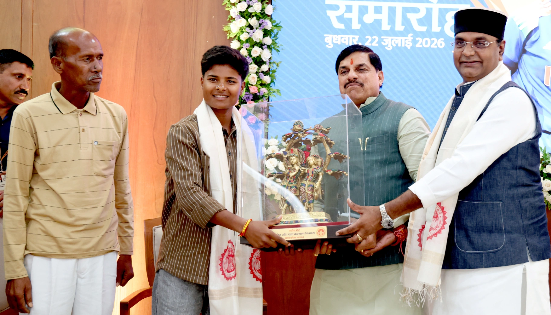 सीएम मोहन 5 लाख देकर किया सम्मानित, बोले- बेटियां रच रही हैं नया खेल इतिहास, खेलों को बढ़ावा देने का दोहराया संकल्प