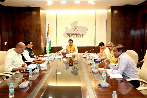 सीएम मोहन की दो टूक- विस्तार कार्यों में देरी बर्दाश्त नहीं, तय समय-सीमा में पूरे करें सभी चरण,
