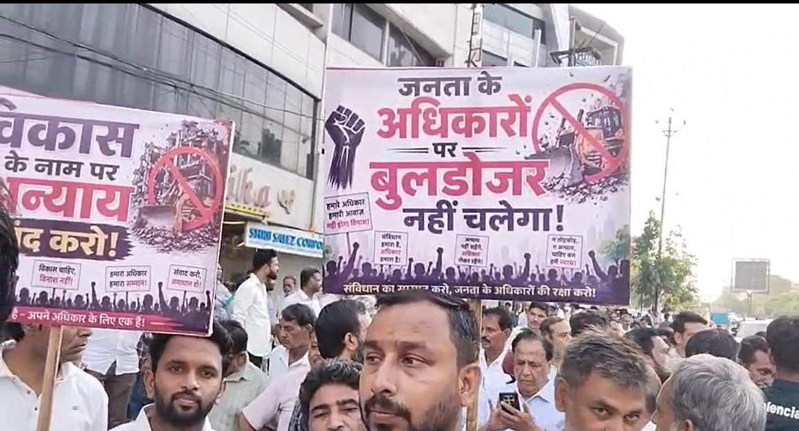 इंदौर में सड़क चौड़ीकरण पर कांग्रेस का विरोध, जन अधिकार यात्रा निकालकर खोला मोर्चा