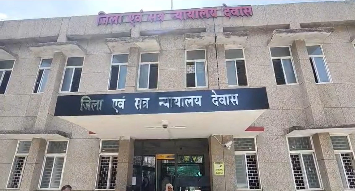 घायल मजदूरों को जिला न्यायालय में किया गया पेश, मजदूरों ने कुछ भी कहने से इनकार कर दिया,परिजनों ने लगाएं लापरवाही के आरोप