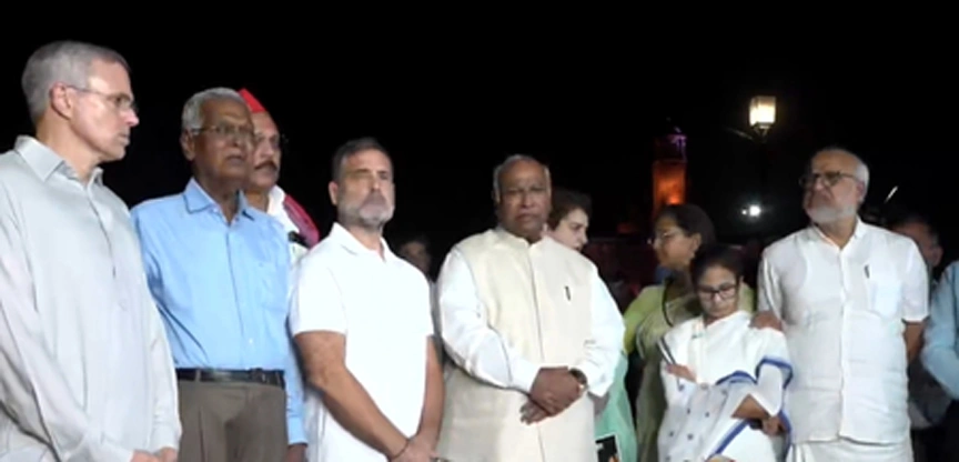 राहुल-ममता ने सौंपा ज्ञापन, महामहिम ने मांगे सबूत