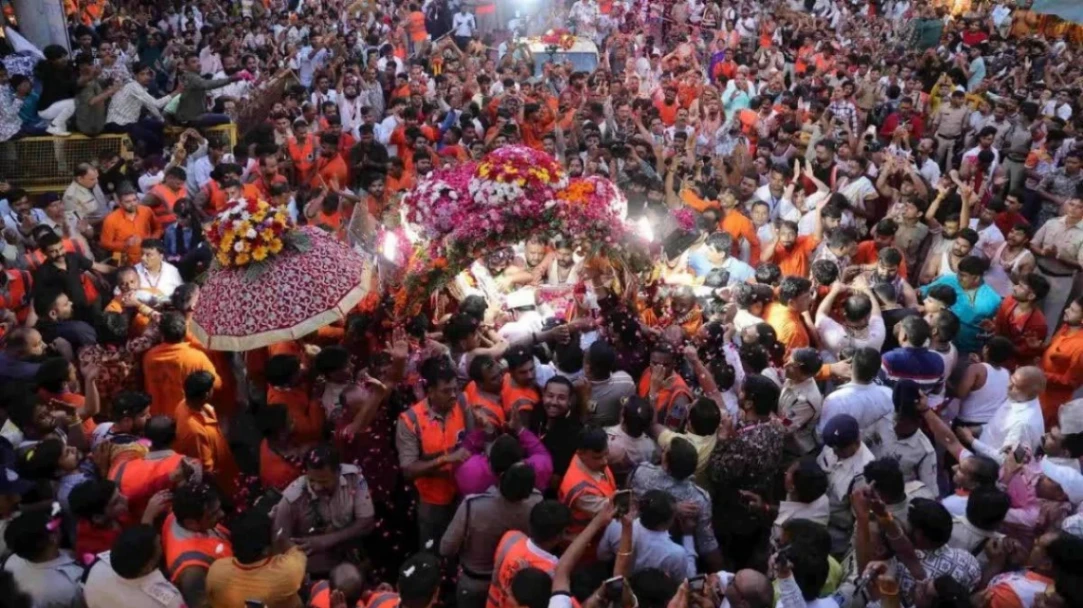 वैदिक मंत्रों, डमरुओं की गूंज के बीच भगवान महाकाल निकले नगर भ्रमण पर, जयकारों से गूंजी अवंतिका नगरी