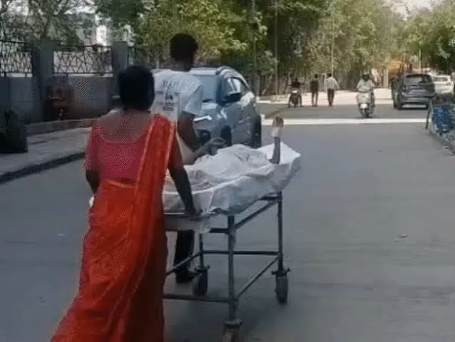 मां भीगी चुन्नी से बचाती रही, पिता खींचता रहा स्ट्रेचर