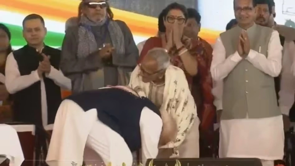 पीएम मोदी ने बुजुर्ग का पैर छू जीता दिल, मुलाकात बनी चर्चा का विषय