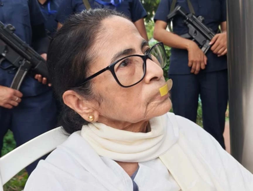 मुंह पर बैंड-ऐड लगाकर विरोध कर रहीं दीदी को पुलिस ने उठाया सांसद ने घटना को बताया लोकतंत्र की हत्या