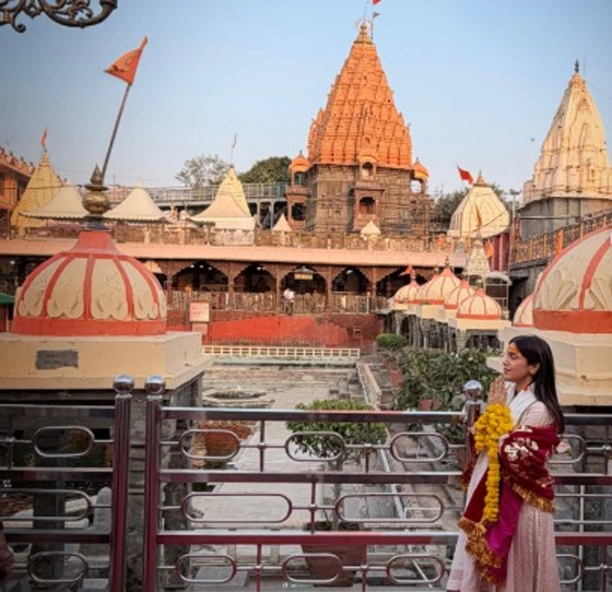 सोशल मीडिया पर शेयर की आध्यात्मिक यात्रा की तस्वीरे, बाबा के चरणों में खुद को किया समर्पित