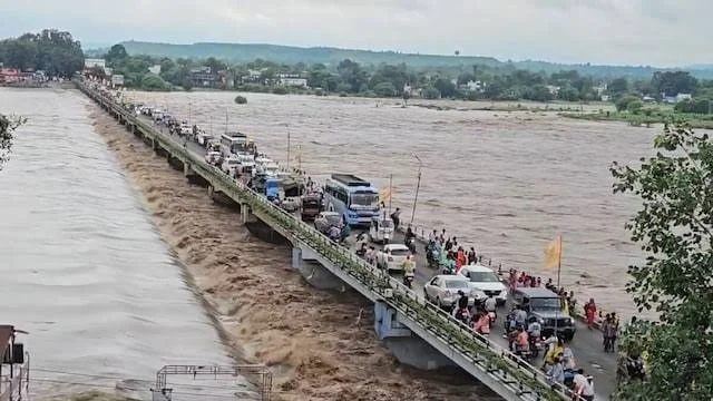 मौसम विभाग का नया अलर्ट, अभी और बढ़ सकता है जलस्तर