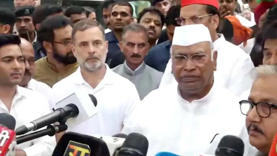 खड़गे के घर लंच के बाद राजघाट रवाना हुए सांसद, राहुल के निशाने पर रहे मोदी-शाह