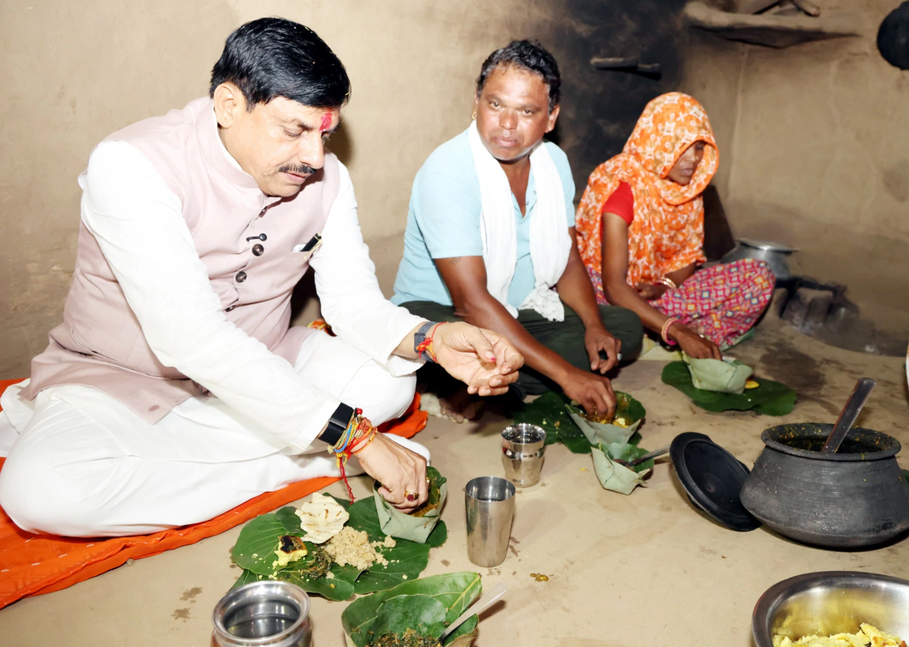सीएम मोहन ने गोदड़ी पर बैठकर खाया भोजन, जनजातीय परिवार के बीच बिताया आत्मीय समय