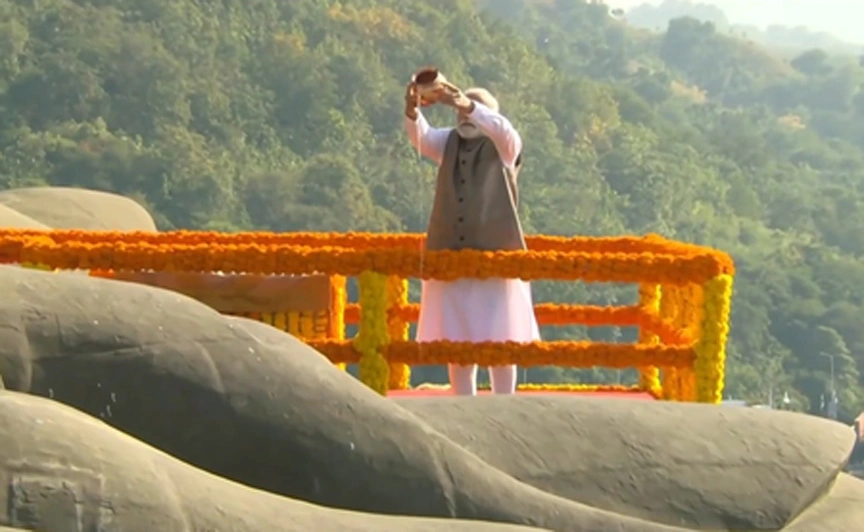पीएम मोदी ने स्टैच्यू ऑफ यूनिटी पर सरदार पटेल को किया नमन, 4000 करोड़ की दी सौगात