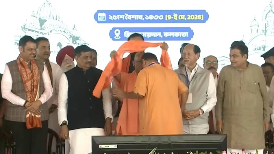 मोदी की थपकी, योगी का भगवा सम्मान और 30़ दिग्गजों की मौजूदगी
