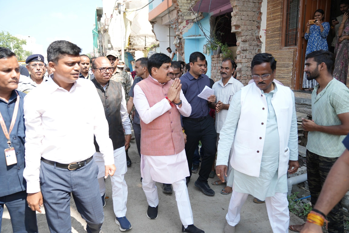 सीएम ने पैदल चलकर परखी विकास कार्यों की रफ्तार,सड़कों के चौड़ीकरण और नए मार्ग निर्माण का लिया जायजा