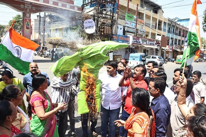 न बोलते बन रहा, न चुप रहते, भाजपा को मिला मौका
