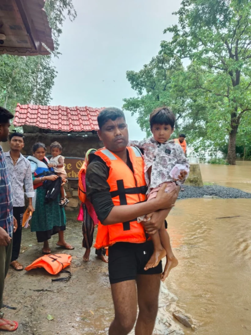 बलौदाबाजार में महानदी के पानी में घिरा रिसॉर्ट, 4 बच्चों समेत 24 लोग फंसे; SDRF ने किया रेस्क्यू